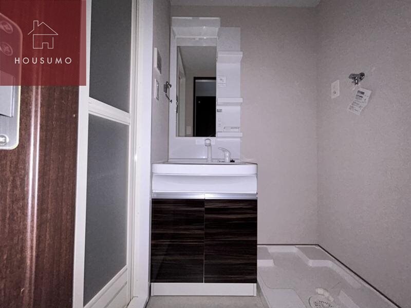 物件内観写真19　(朝の支度にも助かる、独立の洗髪洗面化粧台)