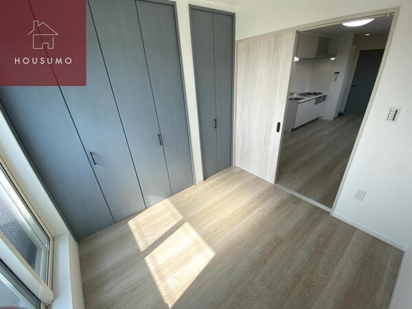 洋室(収納スペース豊富です)