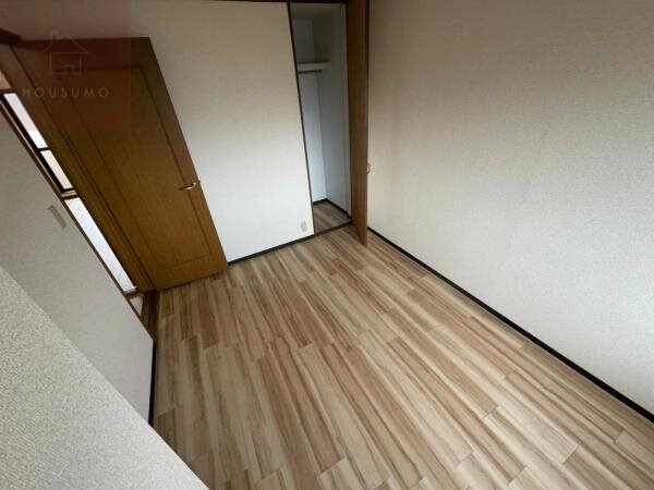 物件内観写真19　(開放的な寝室です)