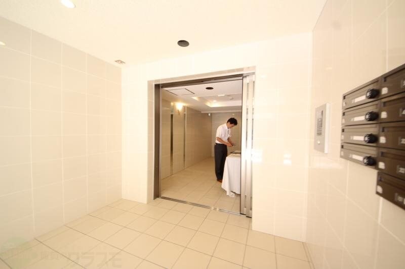 物件外観写真2　(落ち着いたエントランスです)