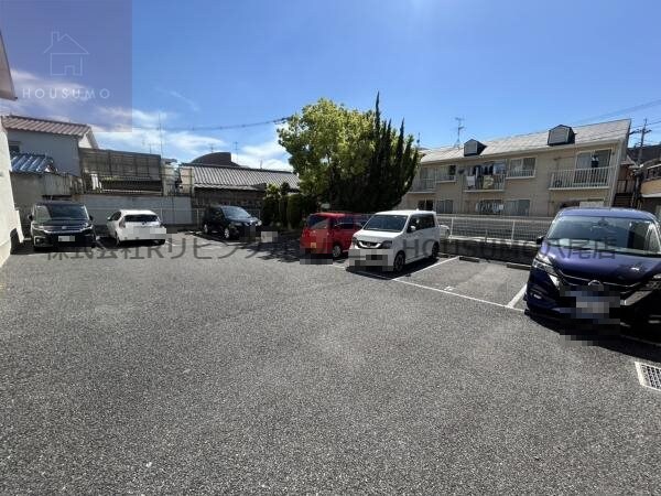 駐車場(車をお持ちの方に嬉しい駐車場付きの物件です)