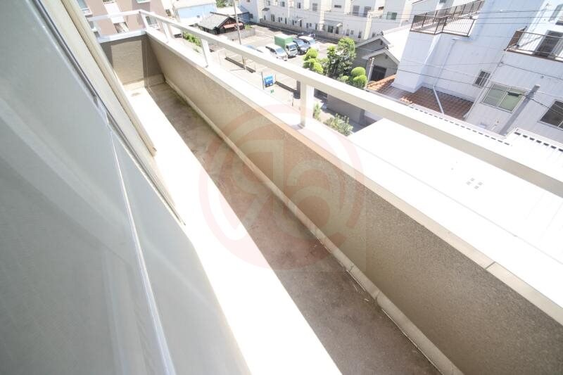 物件内観写真13　(お洗濯にも便利なバルコニー付き)