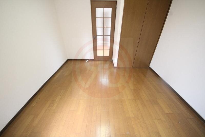 物件内観写真27　(開放的な寝室です)