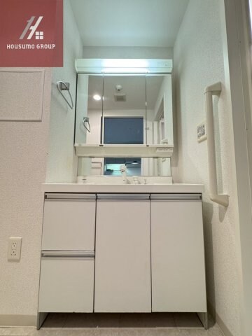 物件内観写真11　(独立洗面台で身支度をすべて済ませてしまいましょう)