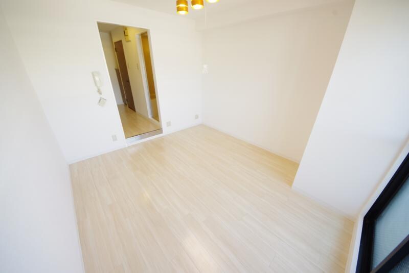 物件内観写真24　(落ち着いた色調の寝室です)