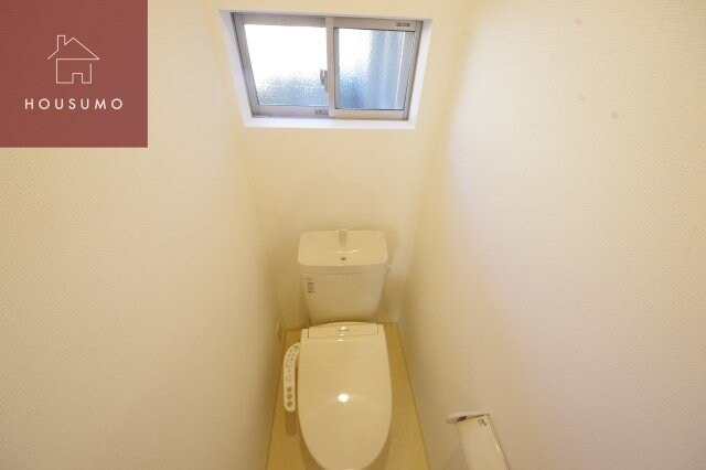 物件内観写真8　(ゆったりとした空間のトイレです)