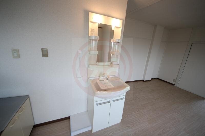 物件内観写真8　(独立洗面台、小物を置くことができて便利です)