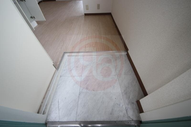 物件内観写真11　(ゆったりとした玄関です)