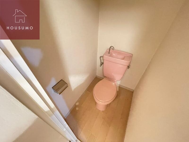 物件内観写真9　(落ち着いた色調のトイレです)