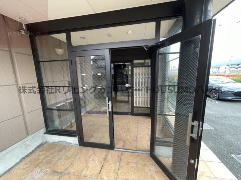 物件外観写真2　(清潔なエントランスです)