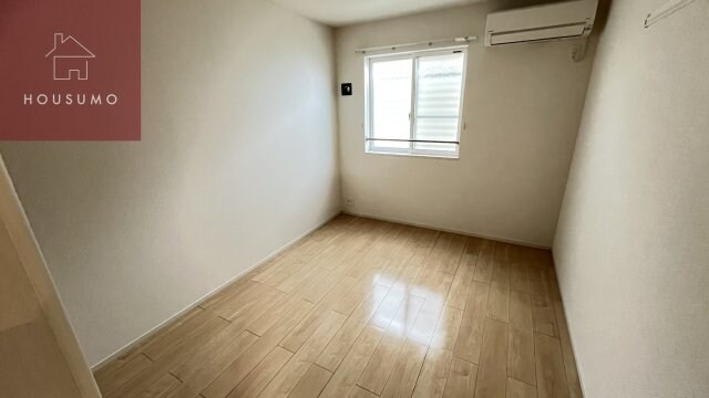 物件内観写真9　(明るい洋室です)