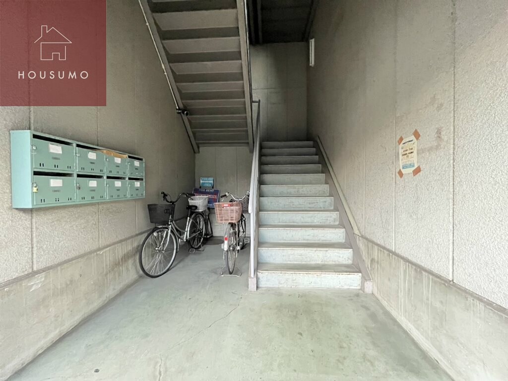 物件外観写真3　(清潔なロビーです)