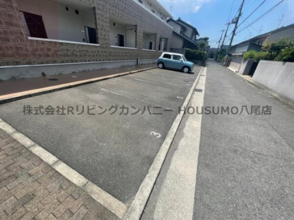 駐車場(車をお持ちの方に嬉しい駐車場付きの物件です)