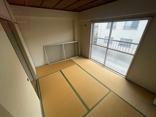 寝室(広くて明るい寝室)