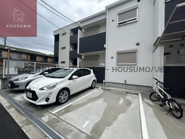 駐車場(車をお持ちの方に嬉しい駐車場付きの物件です)