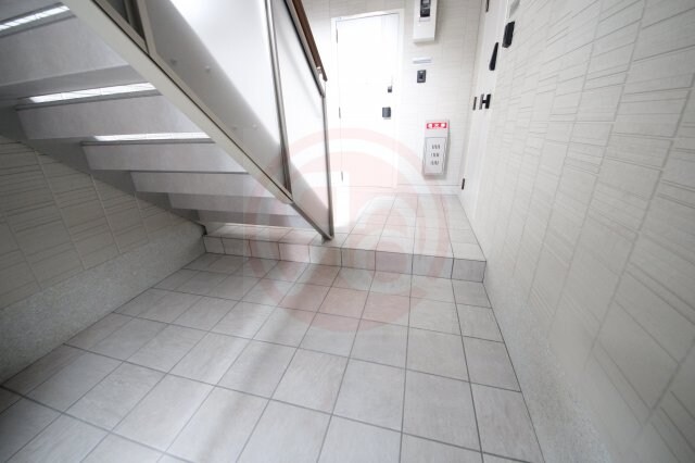 物件外観写真3　(清潔なロビーです)