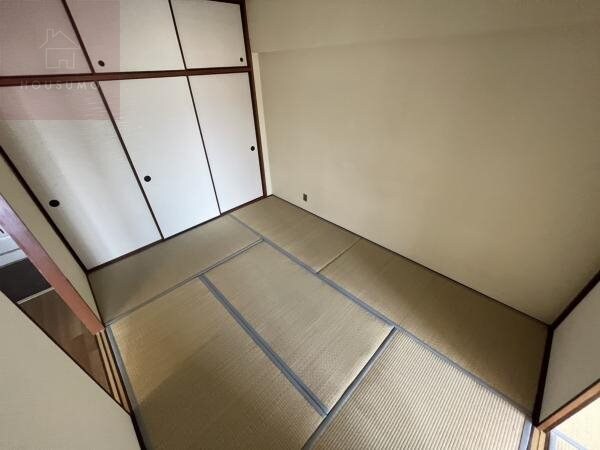 和室(畳の上でゆっくりとくつろげる和室です)