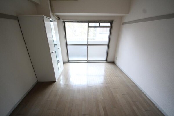 居室(こちらのリビングで趣味の時間をお楽しみください)