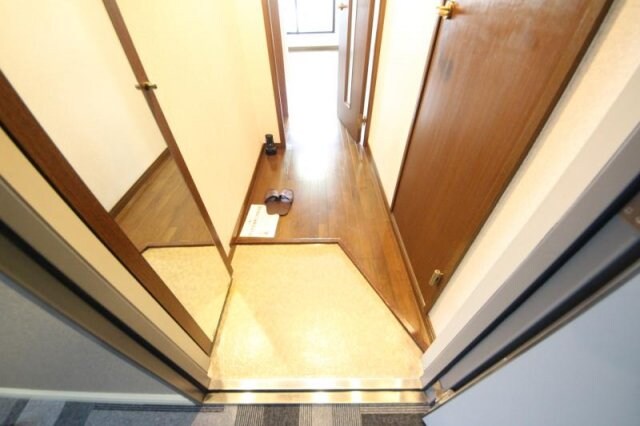 物件内観写真9　(ゆったりとした玄関です)