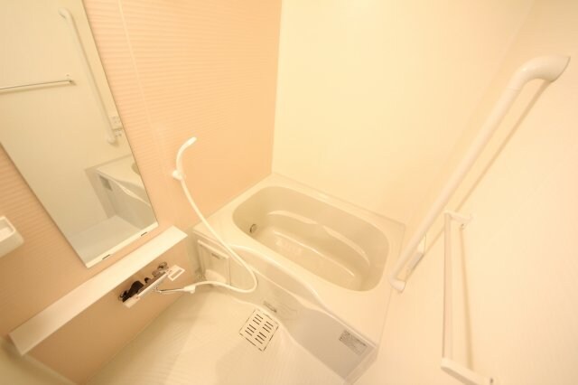 物件内観写真7　(日々の疲れを癒すお風呂付です)