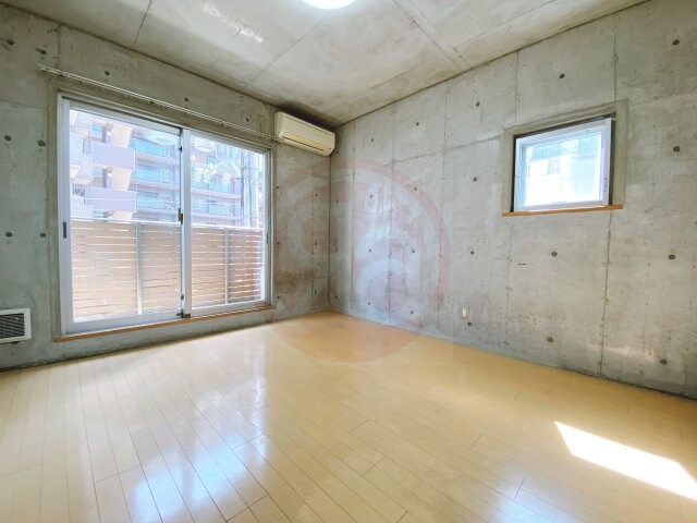 物件内観写真12　(明るい洋室です)