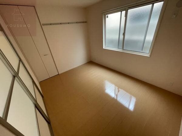 寝室(落ち着いて過ごせるお部屋なので、寝室にいかがでしょうか)