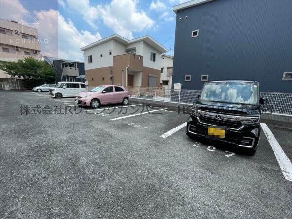 駐車場(車をお持ちの方に嬉しい駐車場付きの物件です)