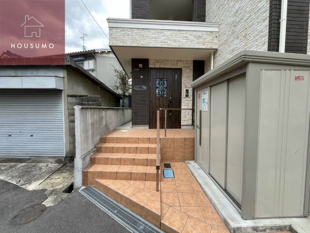 物件外観写真3　(清潔なエントランスです)