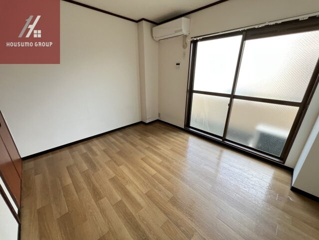 物件内観写真10　(開放的な寝室です)