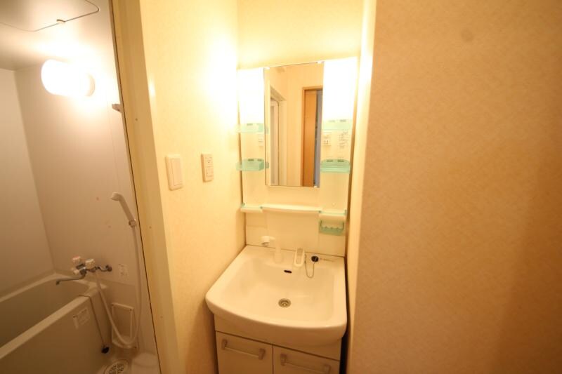 物件内観写真7　(独立洗面台、小物を置くことができて便利です)