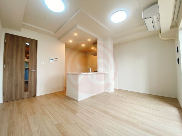 物件内観写真5　(こちらの居間で趣味の時間をお楽しみください)