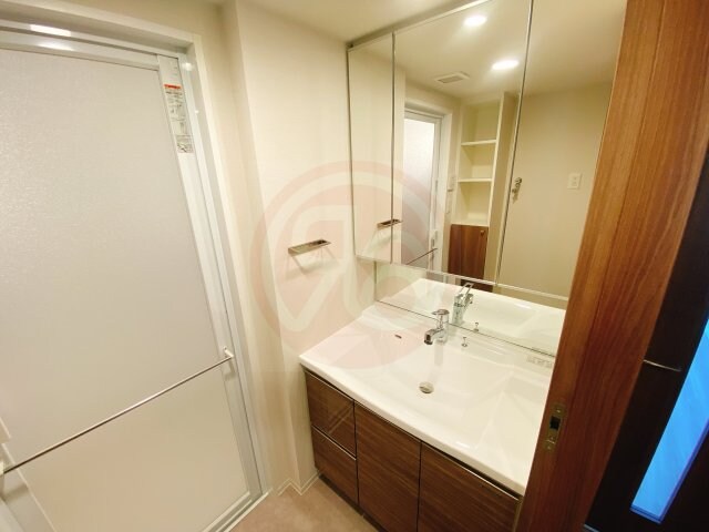 物件内観写真8　(使いやすい独立洗面台です)