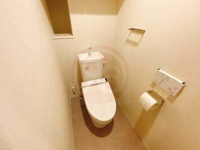 物件内観写真9　(落ち着いた色調のトイレです)
