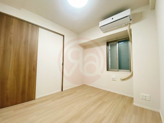 物件内観写真11　(落ち着いた色調の寝室です)