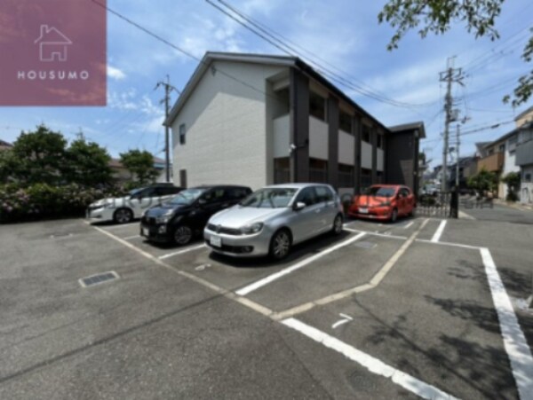 駐車場(車をお持ちの方に嬉しい駐車場付きの物件です)