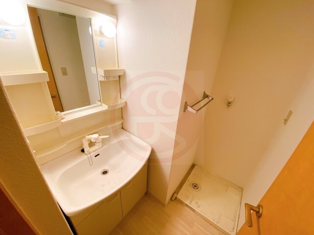 物件内観写真8　(落ち着いた色調の寝室です)