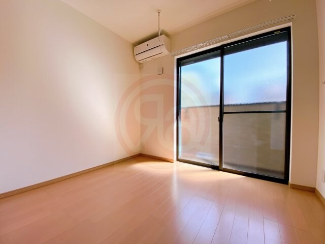 物件内観写真8　(開放的な寝室です)