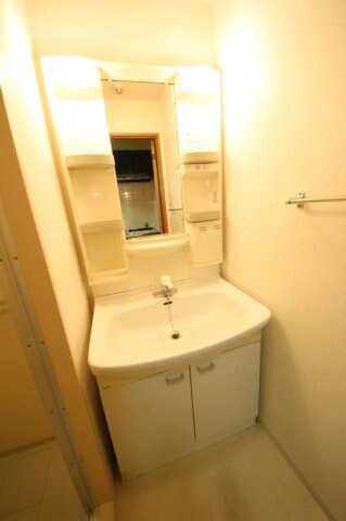 物件内観写真19　(独立洗面台あり、毎朝おしゃれに忙しい女性の方におすすめです)