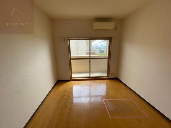 寝室(落ち着いた色調の寝室です)