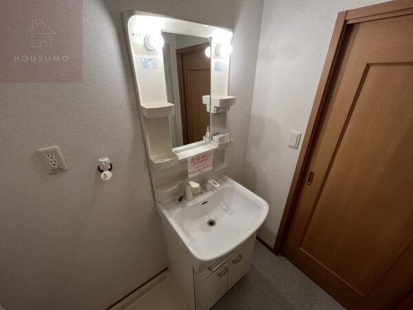 物件内観写真22　(独立洗面台、朝の身支度には欠かせません)