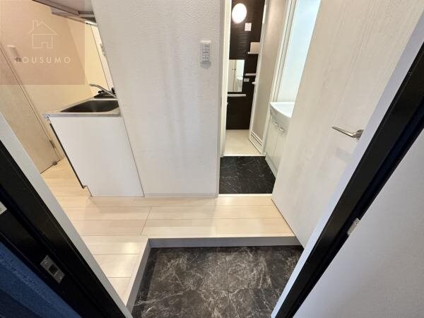 物件内観写真9　(シンプルで使いやすい玄関です)