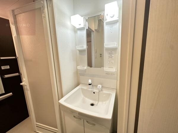 物件内観写真19　(独立洗面台、小物を置くことができて便利です)