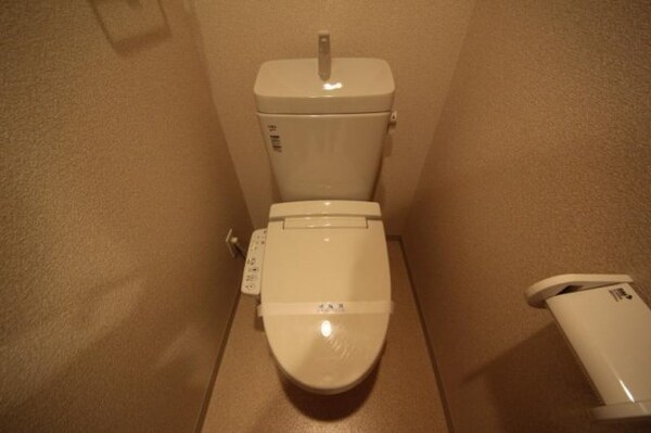 トイレ(落ち着いた色調のトイレです)