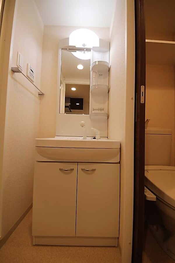 独立洗面台(独立洗面台あり、毎朝おしゃれに忙しい女性の方におすすめです)
