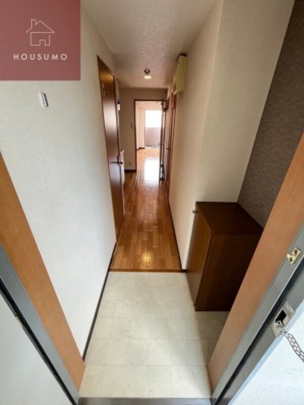 玄関(清潔感のあるトイレです)