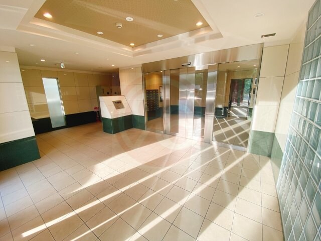 物件外観写真2　(敷地内駐車場あり。)