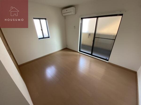 居室(こちらの居間で趣味の時間をお楽しみください)