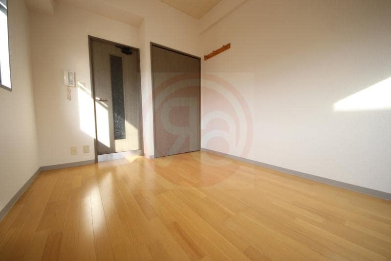 物件内観写真17　(落ち着いた色調の洋室です)