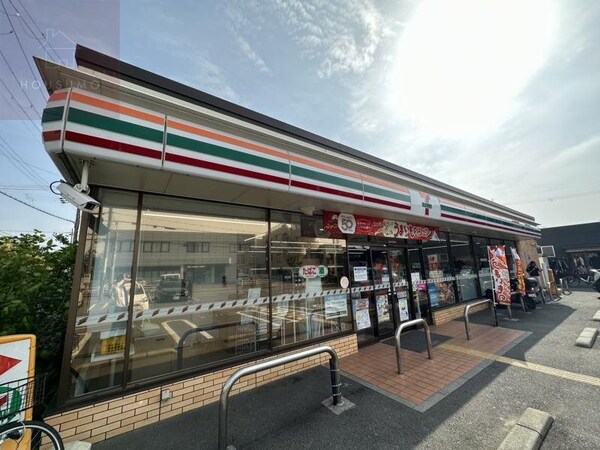 周辺環境(セブン-イレブン 近鉄高安駅西店 361m)