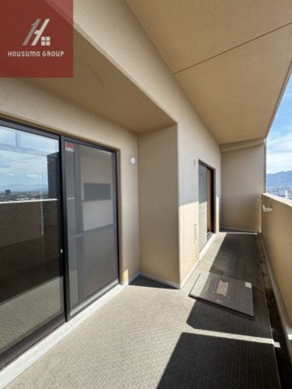 バルコニー(外からの目が気にならないバルコニーで洗濯物が干せます)